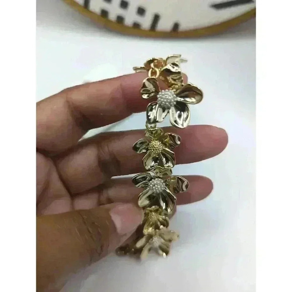 NWT J CREW GOLD TONE FLORAL DESIGN 3D NECKLACE WOMENS JEWELRY - Picture 4 of 5